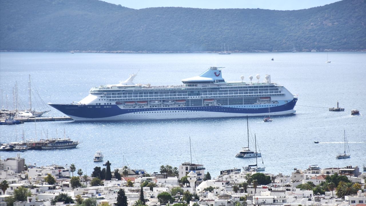 Bodrum’a dev kruvaziyer yanaştı… 1722 turist getirdi