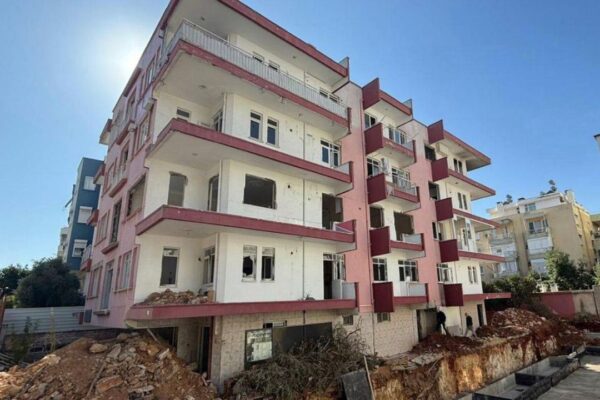 4 katlı metruk binada yangın çıktı: 1 erkek cesedi... 4 katlı metruk binada yangın çıktı: 1 erkek cesedi...