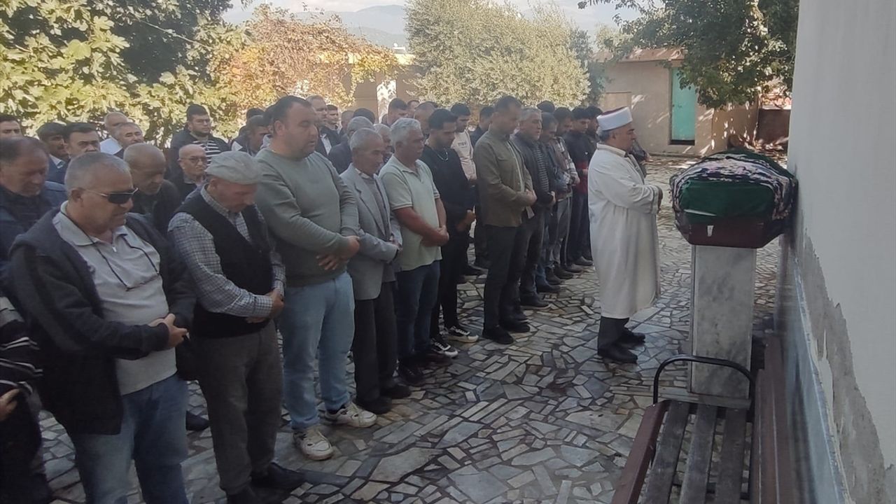 Beton mikseri çarpmıştı… Yaşlı kadın son yolculuğuna uğurlandı!