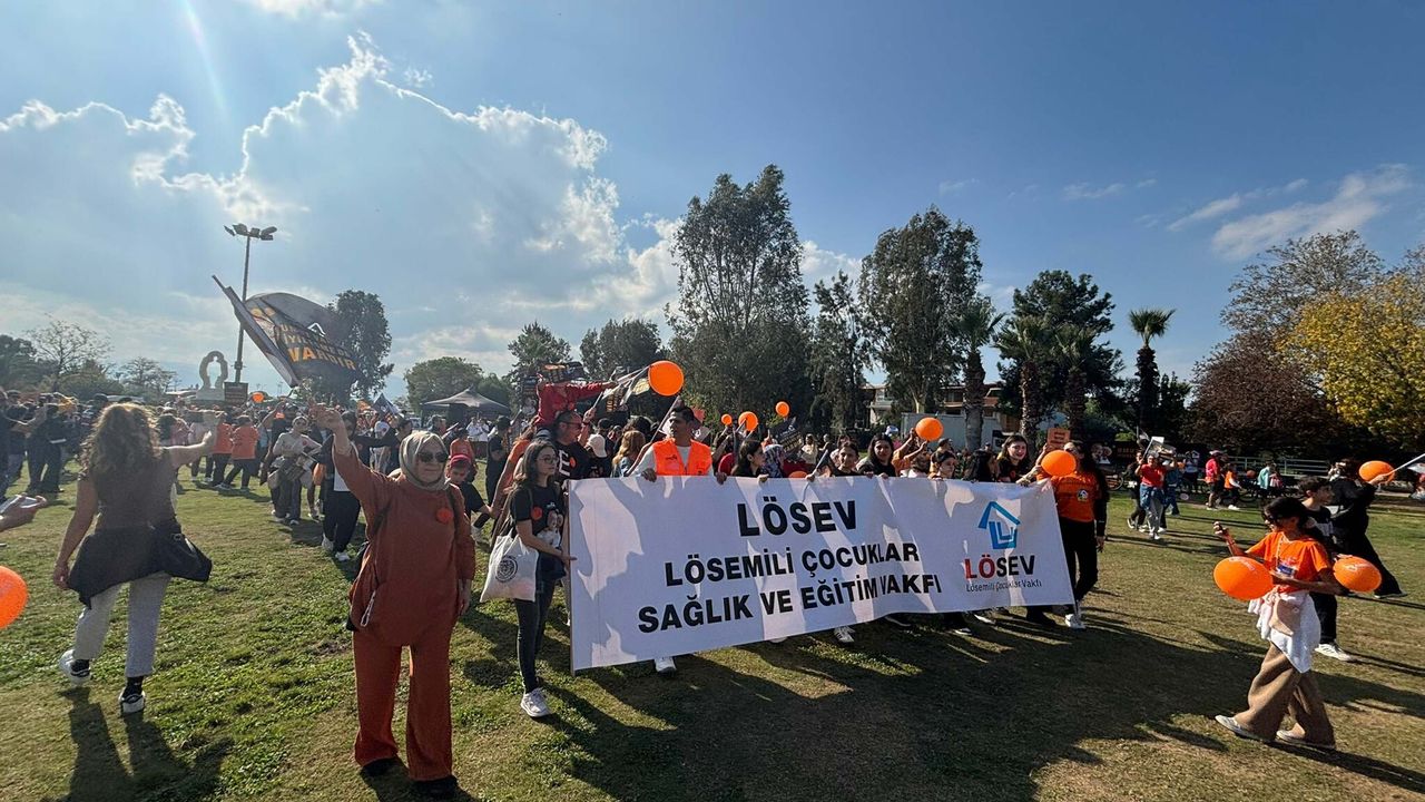 LÖSEV’den İzmir’de farkındalık korteji