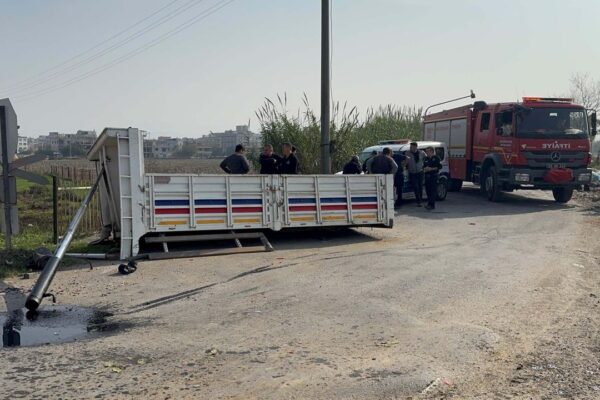 Trenin çarptığı kamyonet ikiye bölündü