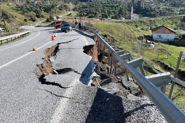 Aydın’da toprak kayması: Kara yolu kısmen çö...