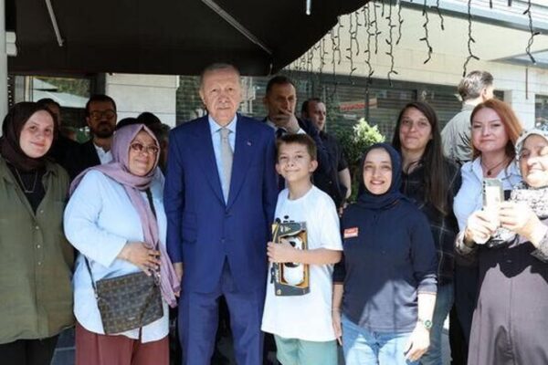 Cumhurbaşkanı Erdoğan, Çengelköy’de esnafı z...
